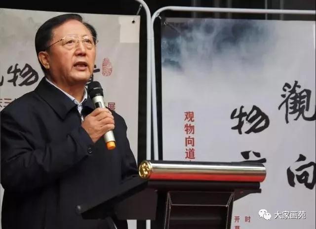 开幕式上,济南文物保护与收藏协会会长李吉乾,山东商报总编辑庞道锋